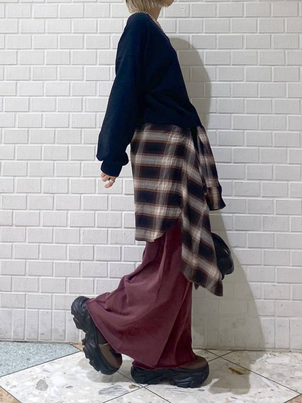 ブラウン系のブーツ、レッド系のスウェットパンツ、ブラウン系のシャツ/ブラウスを着用したレディースの秋コーディネートの6枚目の写真