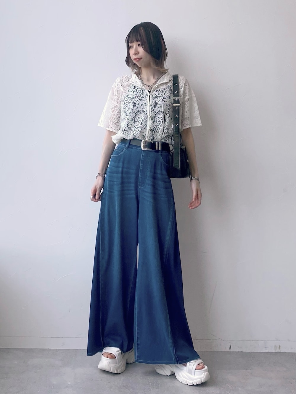 「PAGEBOY、デニムパンツ、デニム、ワイドパンツ、厚底シューズ、サンダル、レース、レーストップス、ショルダーバッグ、きれいめカジュアル、きれいめ、ブルー」|「PAGEBOYのハートマンテルネックレス2(ネックレス、シルバー系)」を使った、matsuさん(レディース・156cm)の春コーディネートの2枚目の写真