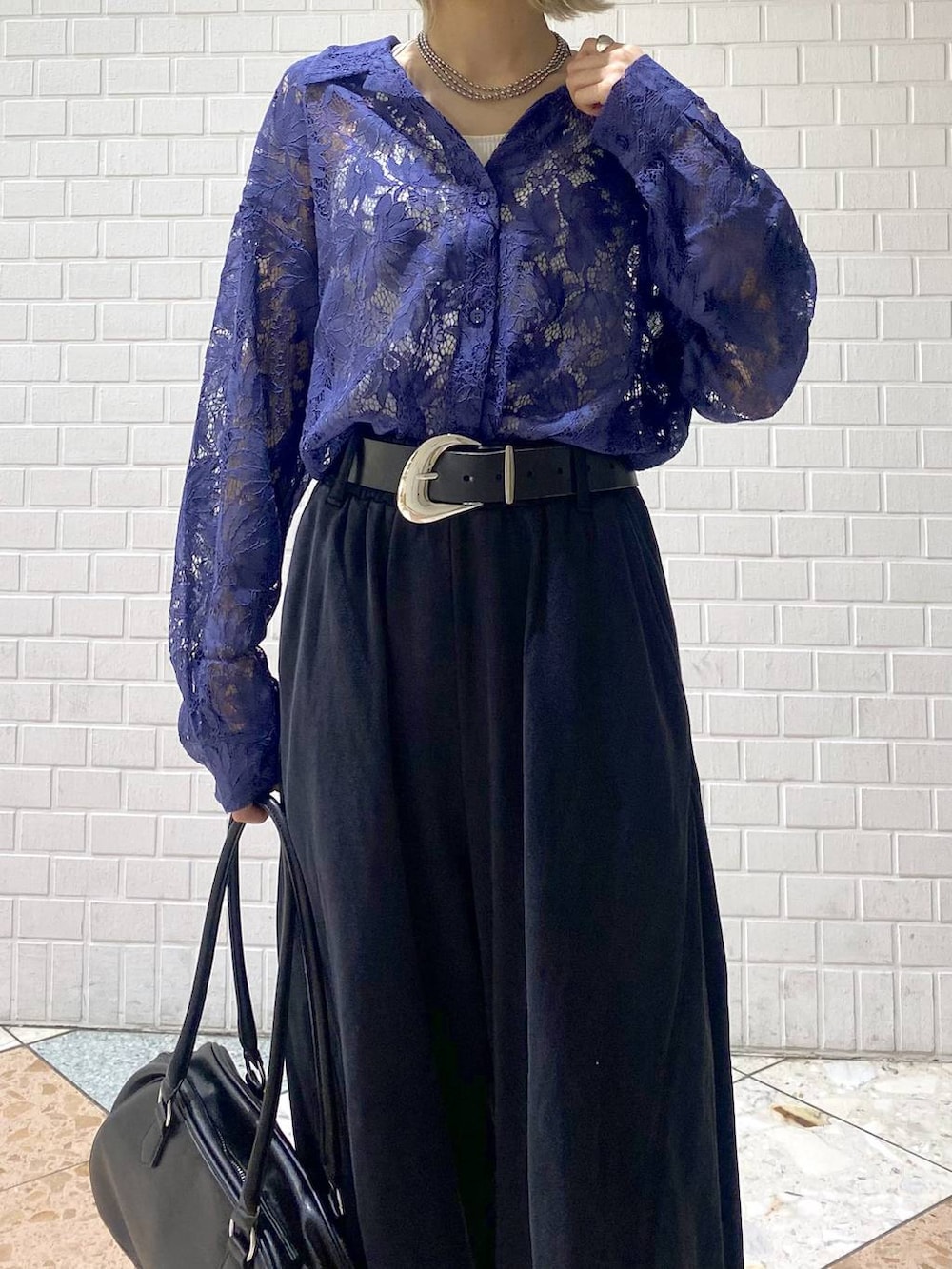 「カジュアル、ベーシック/シンプル、女子ウケ、PAGEBOY、シャツ、シャツスタイル、スウェット、スウェットパンツ、厚底シューズ、ブーツ」｜「PAGEBOYのレースアップソックスブーツ（ブーツ、ブラウン系）」を使った、matsuさん（レディース・156cm）の夏コーディネートの4枚目の写真