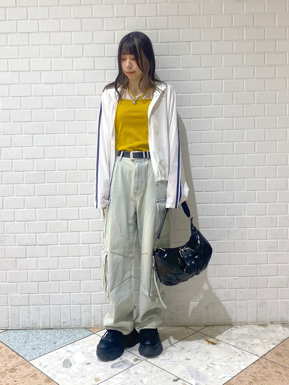 「PAGEBOY、パンツスタイル、デニム、カーゴパンツ、デニムパンツ、カジュアル、トラックジャケット、シアートップス、差し色コーデ、マスタード、厚底シューズ」|「PAGEBOYのプラットチャンキースニーカー(スニーカー、ブラック系)」を使った、matsuさん(レディース・156cm)の夏コーディネートの5枚目の写真