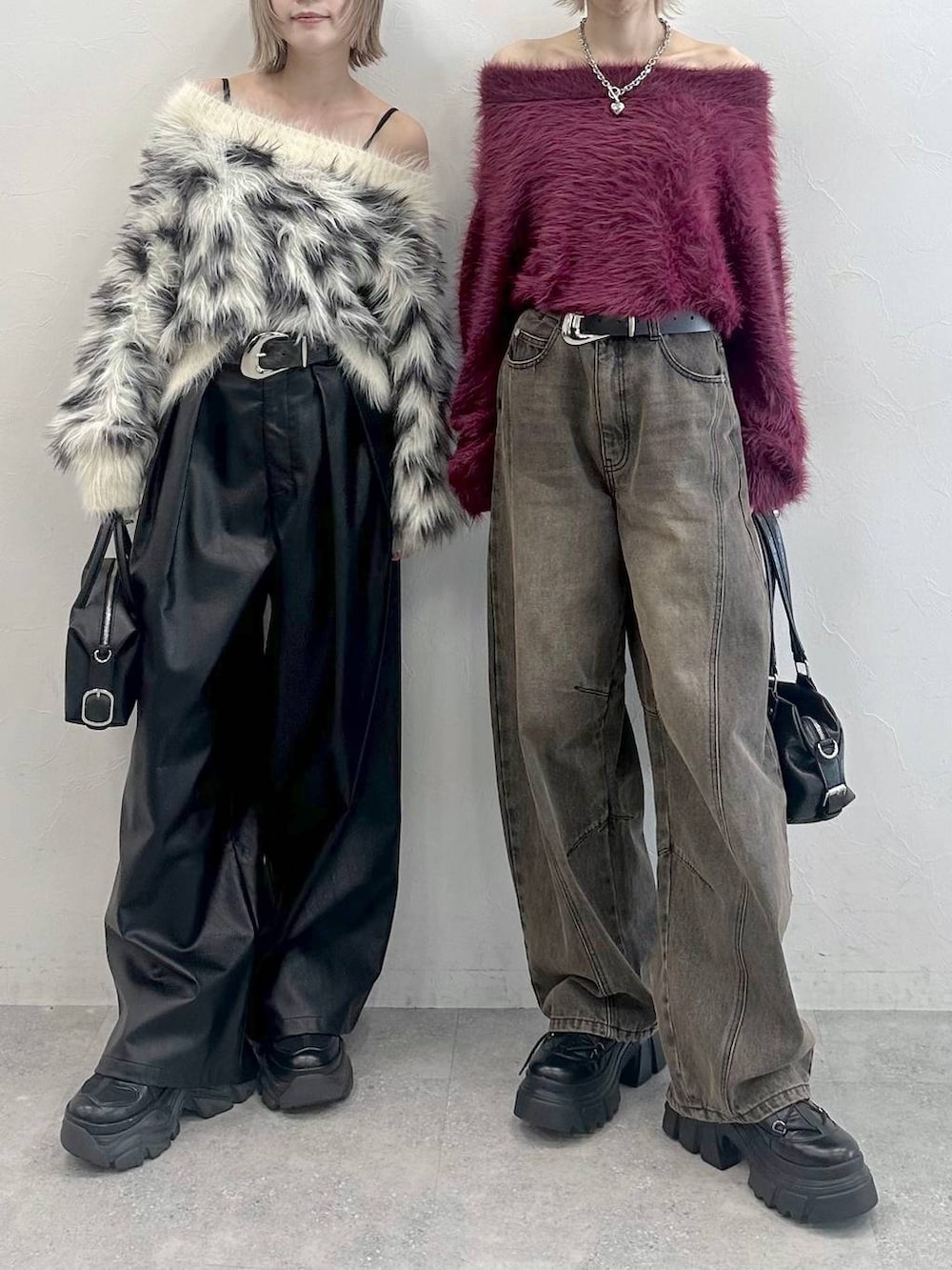 ブラック系のブーツ、ブラック系のショルダーバッグ、ブラウン系のデニムパンツを着用したレディースの秋コーディネートの9枚目の写真