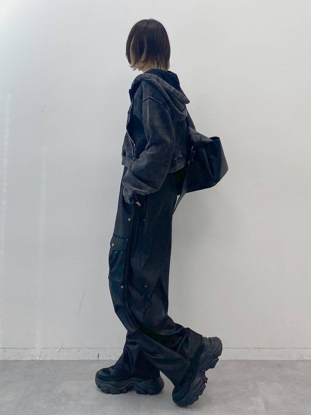 ブラック系のスニーカー、ホワイト系のキャミソール、ブラック系のカーゴパンツを着用したレディースの夏コーディネートの4枚目の写真