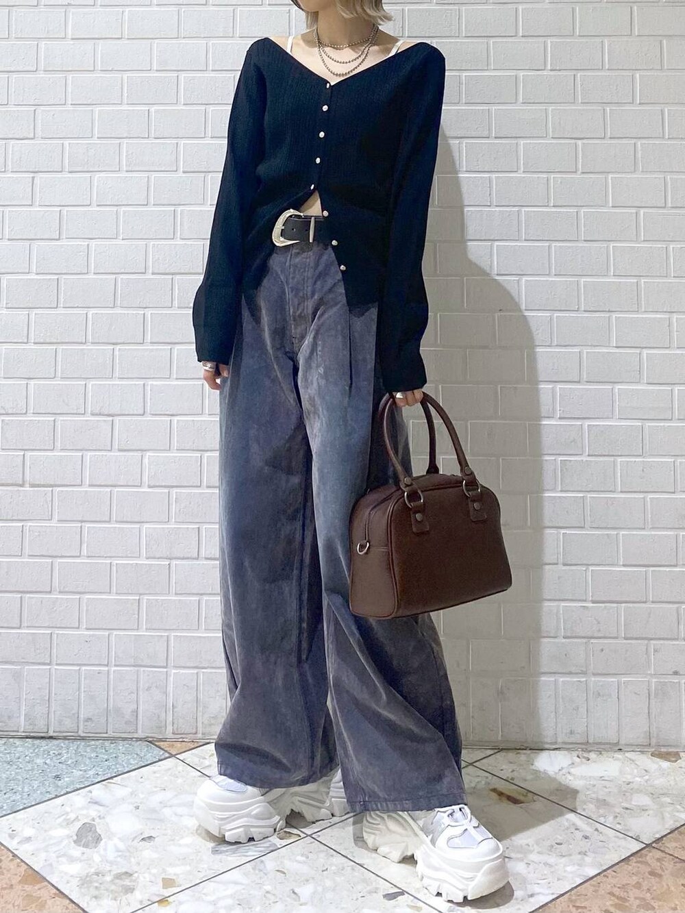 ホワイト系のスニーカー、ブラウン系のショルダーバッグ、ブラック系のTシャツ/カットソーを着用したレディースの夏コーディネートの3枚目の写真