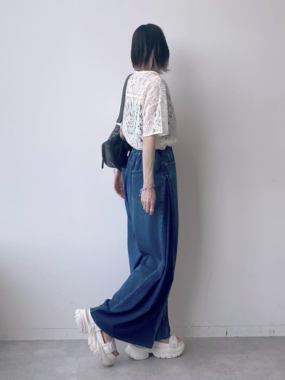 「PAGEBOY、デニムパンツ、デニム、ワイドパンツ、厚底シューズ、サンダル、レース、レーストップス、ショルダーバッグ、きれいめカジュアル、きれいめ、ブルー」|「PAGEBOYのハートマンテルネックレス2(ネックレス、シルバー系)」を使った、matsuさん(レディース・156cm)の春コーディネートの7枚目の写真