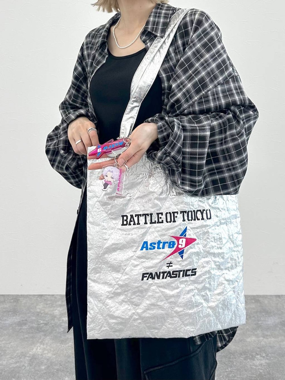 ブラック系のスニーカー、ブラック系のキャミソール、ブラック系のその他パンツを着用したレディースの春コーディネートの5枚目の写真