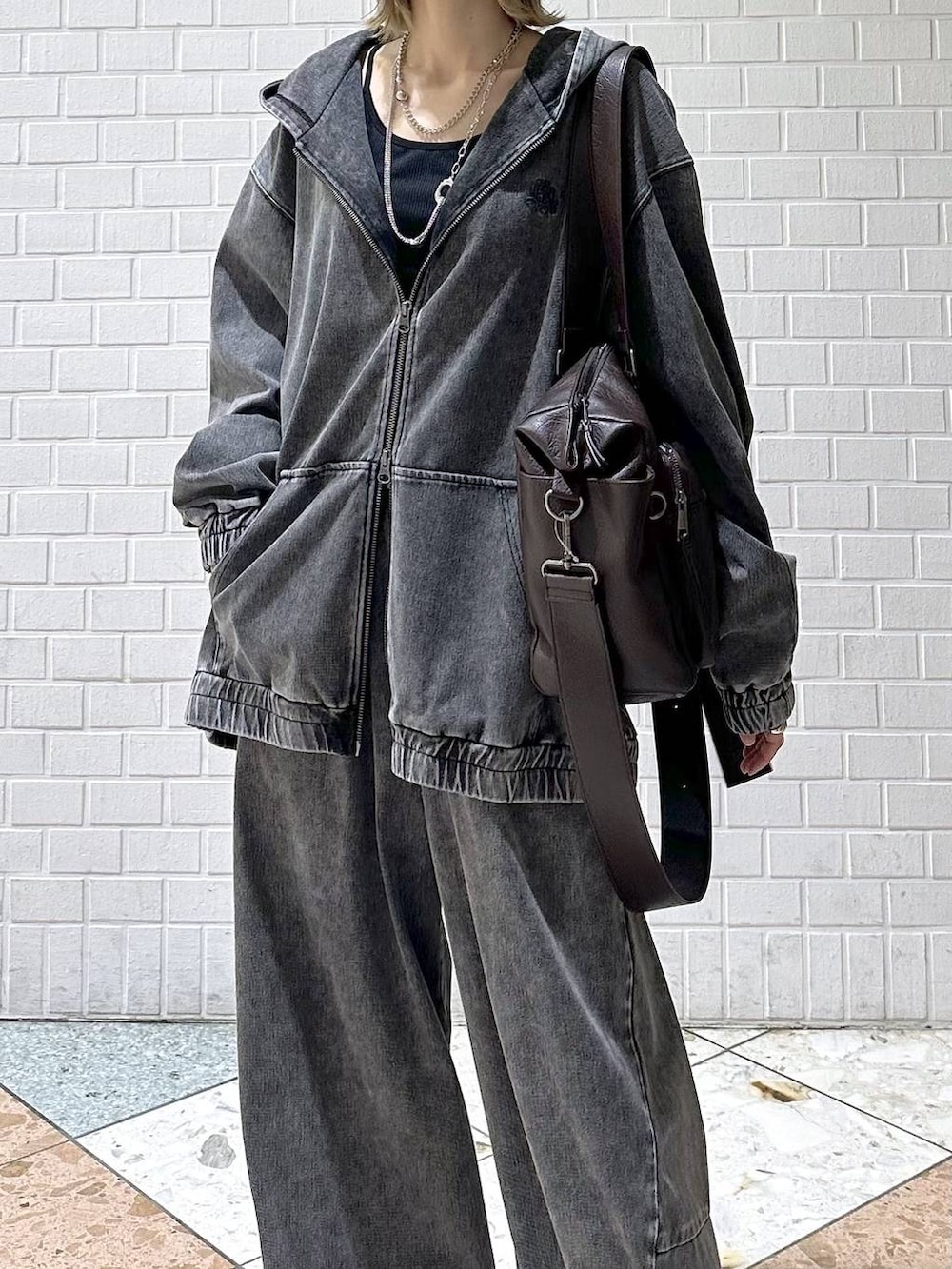 ブラック系のブーツ、ブラック系のキャミソール、ブラウン系のボストンバッグを着用したレディースの冬コーディネートの8枚目の写真