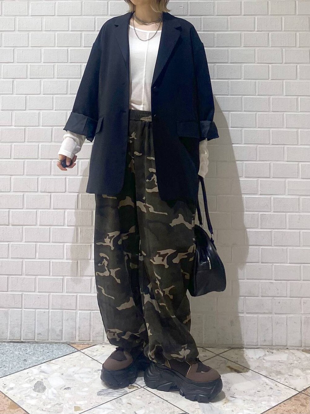 ブラウン系のブーツ、その他のスウェットパンツ、ブラック系のテーラードジャケットを着用したレディースの秋コーディネートの4枚目の写真