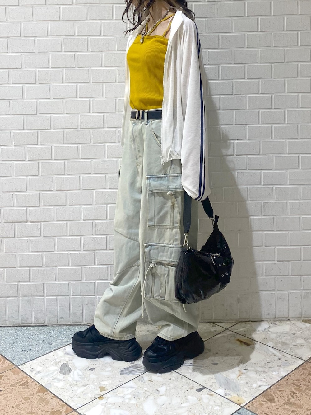 「PAGEBOY、パンツスタイル、デニム、カーゴパンツ、デニムパンツ、カジュアル、トラックジャケット、シアートップス、差し色コーデ、マスタード、厚底シューズ」|「PAGEBOYのプラットチャンキースニーカー(スニーカー、ブラック系)」を使った、matsuさん(レディース・156cm)の夏コーディネートの2枚目の写真