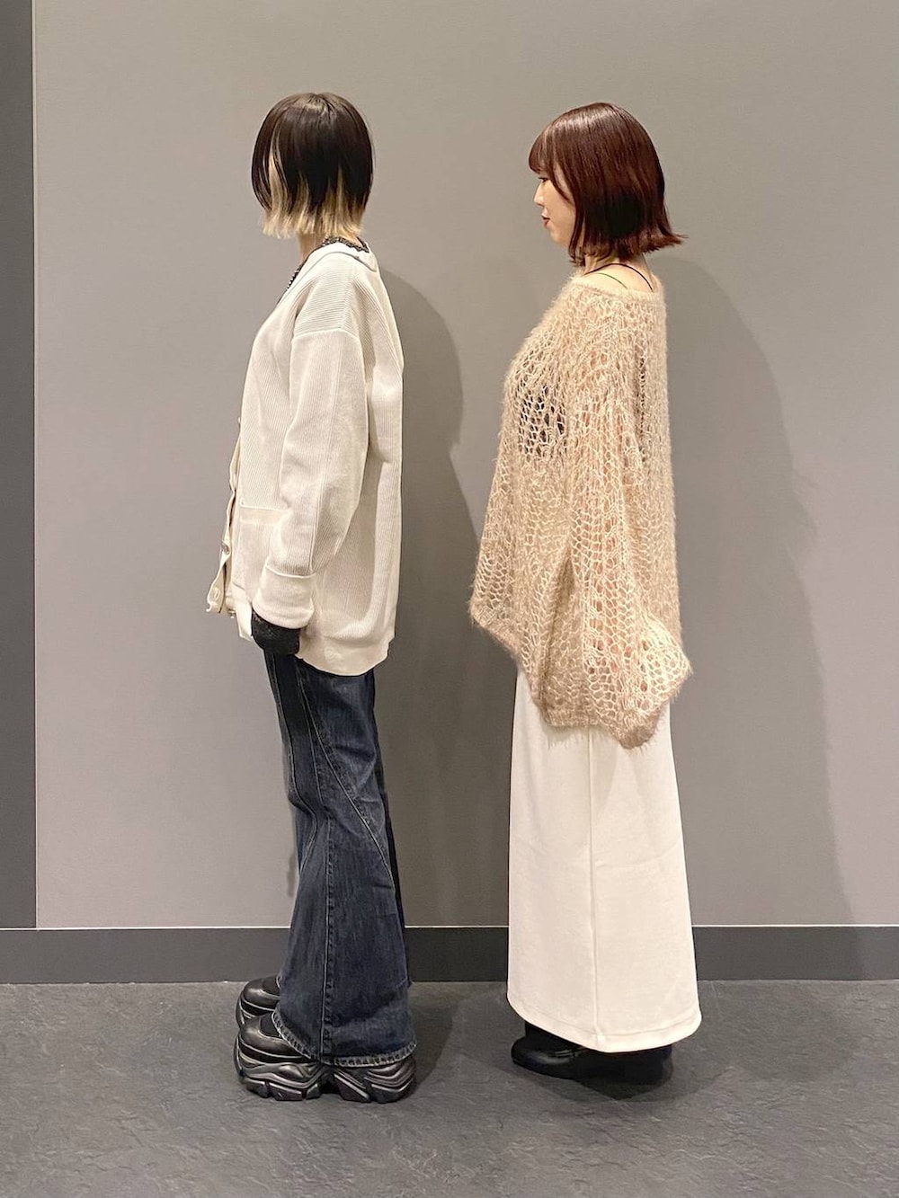 ブラック系のブーツ、ブラック系のTシャツ/カットソー、ブルー系のデニムパンツを着用したレディースの秋コーディネートの5枚目の写真