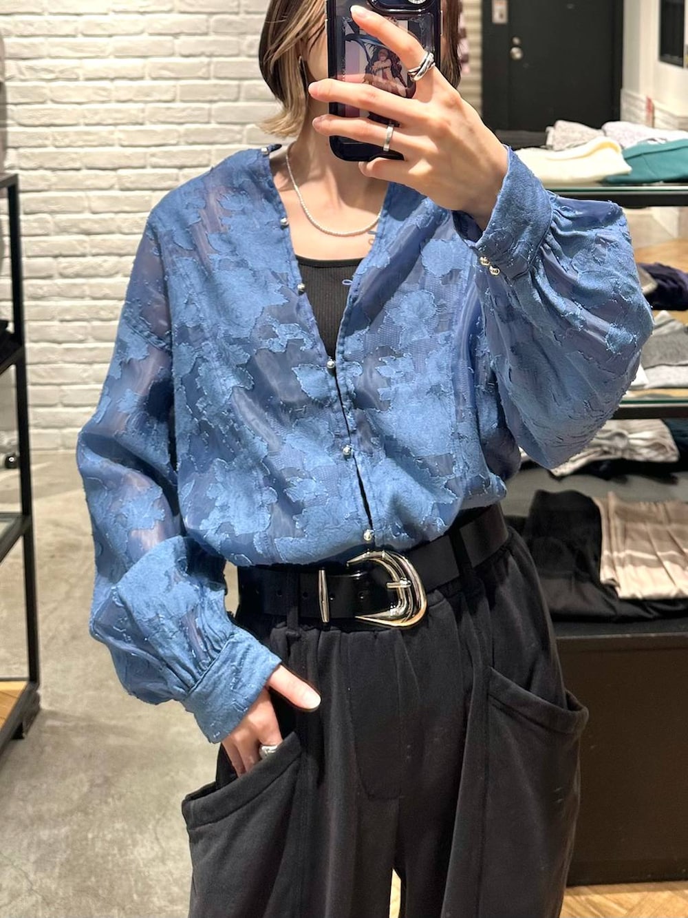 ブラック系のキャミソール、ブラック系のスウェットパンツ、ブルー系のTシャツ/カットソーを着用したレディースの春コーディネートの2枚目の写真