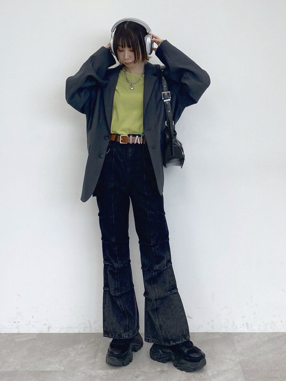 「PAGEBOY、Anui、ユニセックス、モード、デニム、デニムパンツ、フレアパンツ、ジャケットスタイル、ジャケット、春コーデ、春、厚底シューズ、スニーカー」｜「PAGEBOYのプラットチャンキースニーカー（スニーカー、ブラック系）」を使った、matsuさん（レディース・156cm）の春コーディネートの2枚目の写真