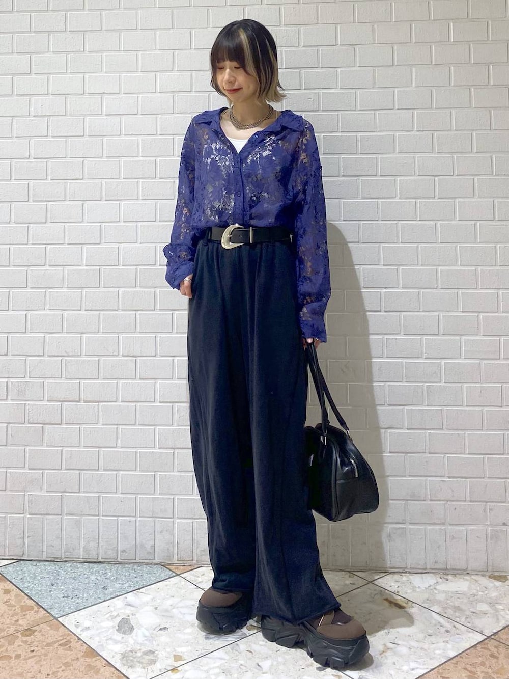 「カジュアル、ベーシック/シンプル、女子ウケ、PAGEBOY、シャツ、シャツスタイル、スウェット、スウェットパンツ、厚底シューズ、ブーツ」｜「PAGEBOYのレースアップソックスブーツ（ブーツ、ブラウン系）」を使った、matsuさん（レディース・156cm）の夏コーディネートの3枚目の写真