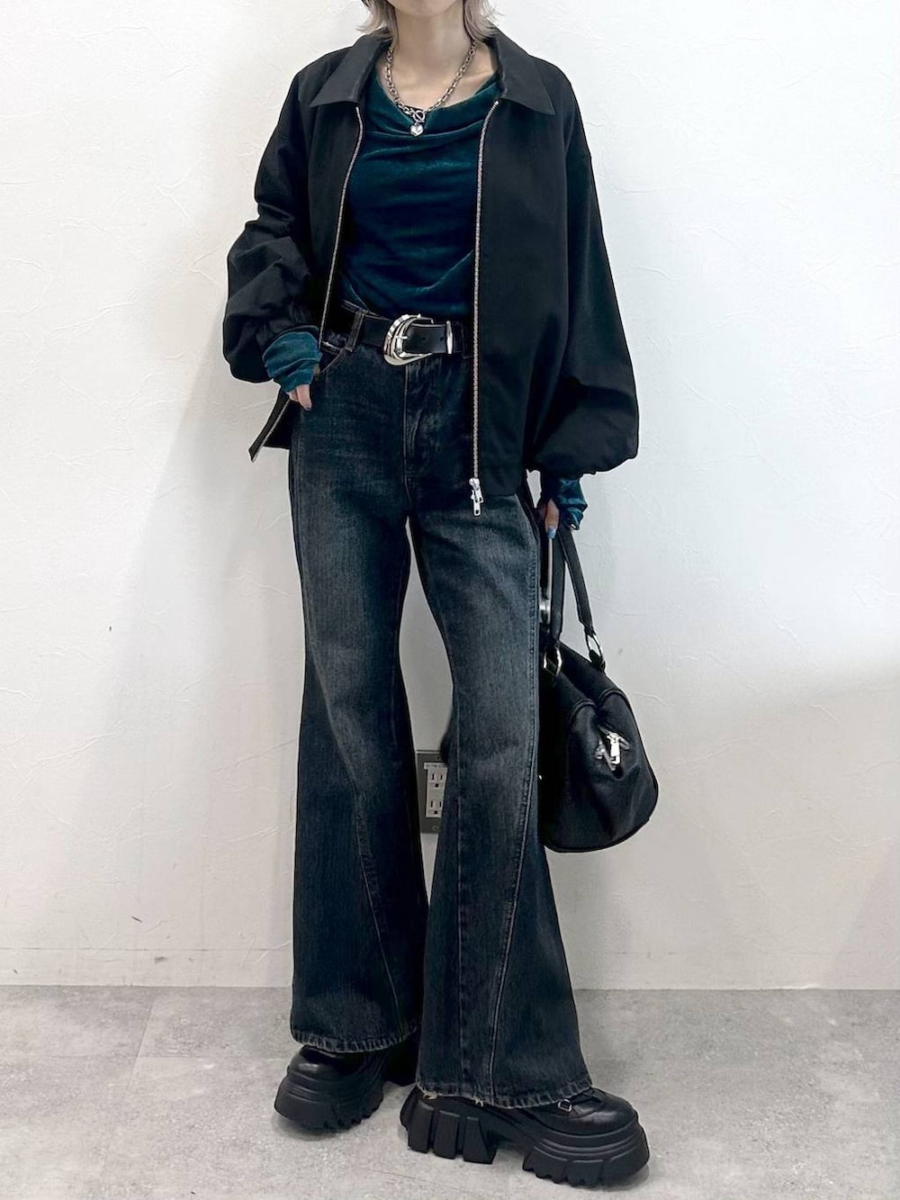 ブラック系のブーツ、ブラック系のボストンバッグ、ブルー系のTシャツ/カットソーを着用したレディースの秋コーディネートの2枚目の写真