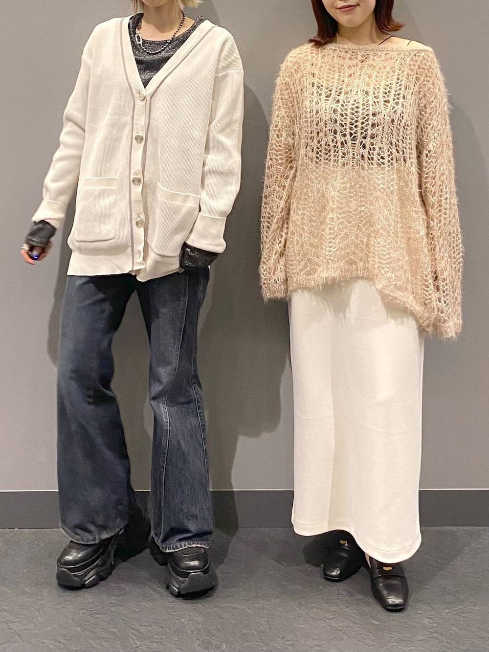 ブラック系のブーツ、ブラック系のTシャツ/カットソー、ブルー系のデニムパンツを着用したレディースの秋コーディネートの4枚目の写真