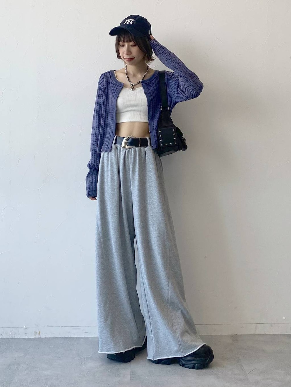 「カジュアル、ベーシック/シンプル、女子ウケ、PAGEBOY、スウェット、スウェットパンツ、キャップ、厚底シューズ、スニーカー、ラフ、ショルダーバッグ」|「PAGEBOYのプラットチャンキースニーカー(スニーカー、ブラック系)」を使った、matsuさん(レディース・156cm)の夏コーディネートの2枚目の写真