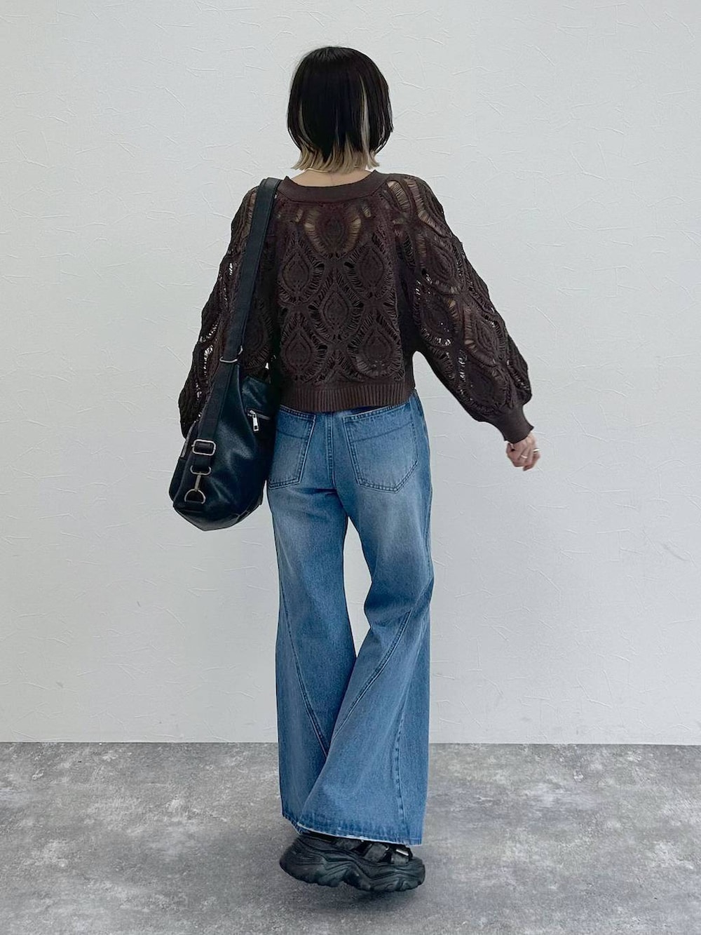 ブラック系のキャミソール、ブラウン系のカーディガン/ボレロ、ブルー系のデニムパンツを着用したレディースの春コーディネートの7枚目の写真