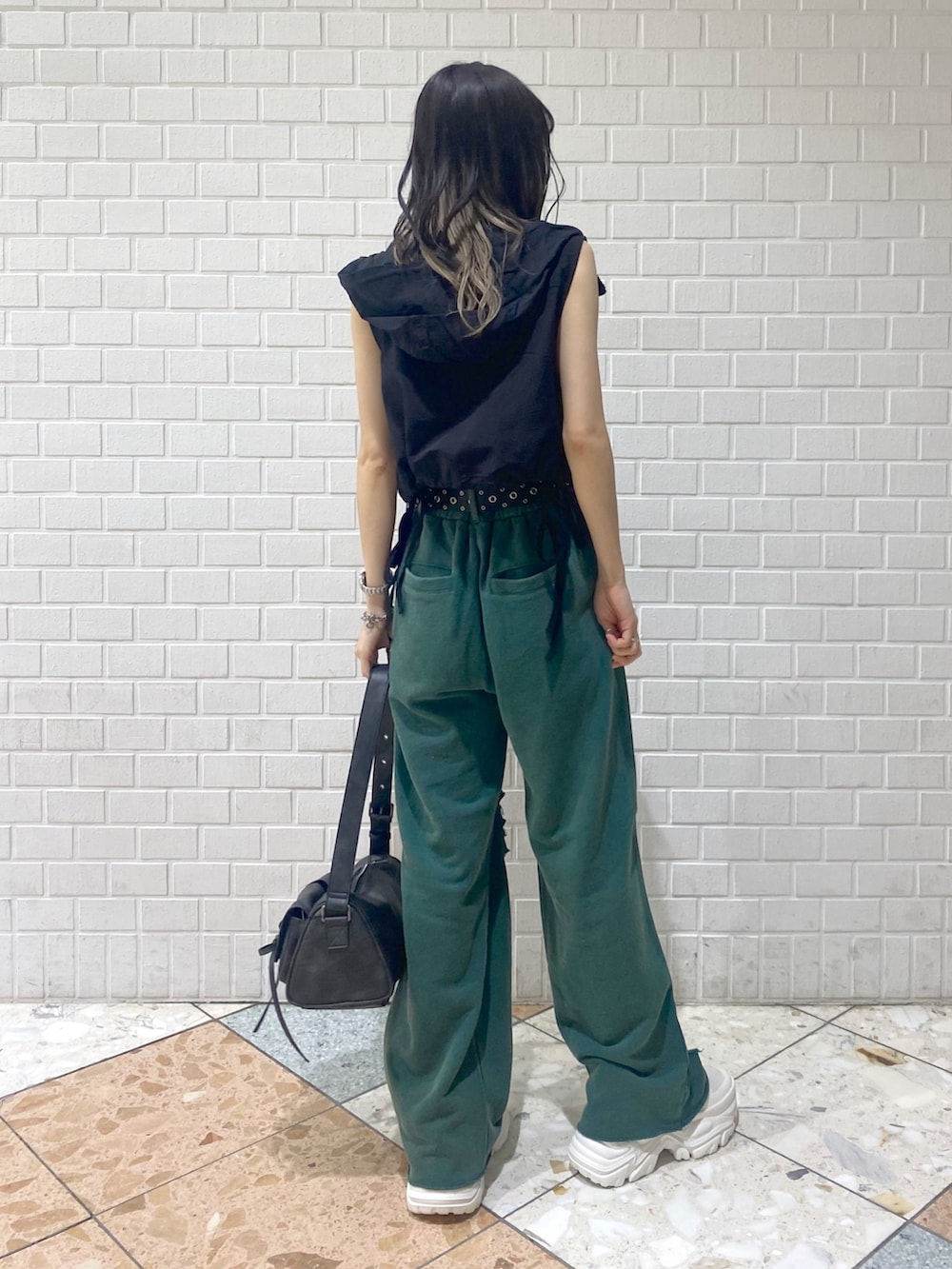 「夏コーデ、スニーカー、スウェット、スウェットパンツ、厚底スニーカー、PAGEBOY、ラフ、シンプルコーデ、カジュアル、グリーン、ノースリーブ」|「PAGEBOYのフードツキナイロンジャケットノースリ(ナイロンジャケット、ブラック系)」を使った、matsuさん(レディース・156cm)の夏コーディネートの4枚目の写真
