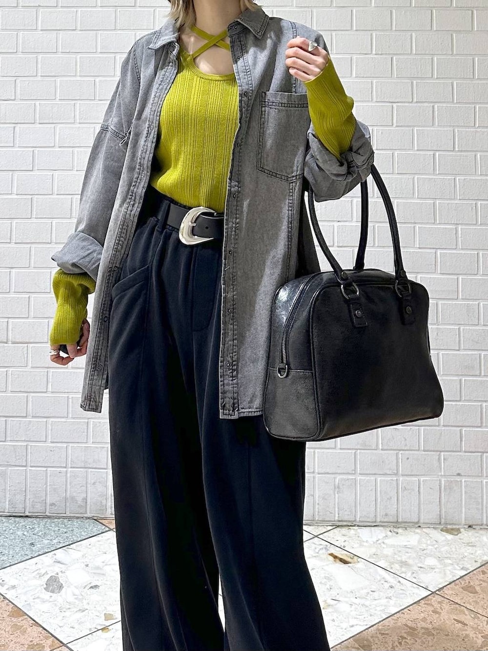 ブラウン系のブーツ、ブラック系のボストンバッグ、ブラック系のシャツ/ブラウスを着用したレディースの冬コーディネートの8枚目の写真