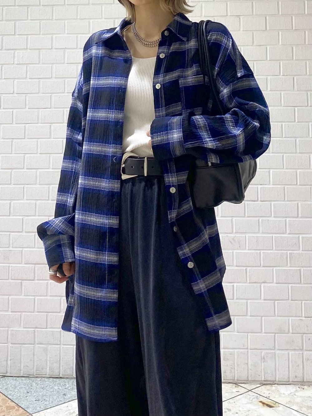 「秋服準備はじめました、厚底シューズ、ブーツ、カジュアル、ベーシック/シンプル、女子ウケ、PAGEBOY、スウェット、スウェットパンツ、チェック、シャツ、シャツスタイル、オーバーサイズ、秋コーデ、ボストンバッグ」|「PAGEBOYのレースアップソックスブーツ(ブーツ、ブラウン系)」を使った、matsuさん(レディース・156cm)の秋コーディネートの4枚目の写真