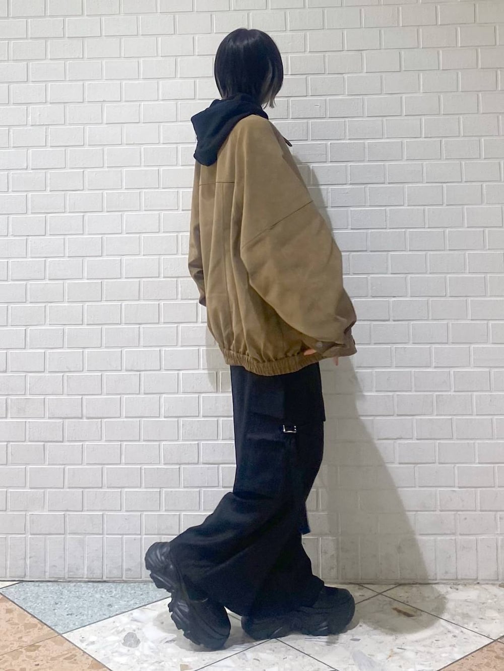 ブラック系のブーツ、ブラック系のパーカー、ベージュ系のブルゾンを着用したレディースの秋コーディネートの9枚目の写真