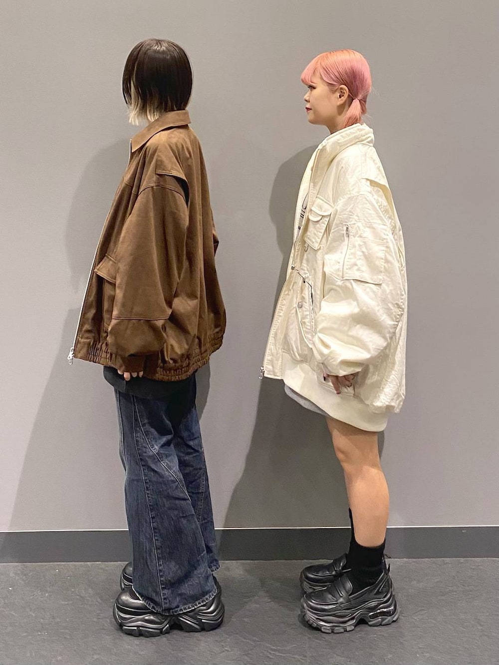 ブラック系のブーツ、ブルー系のデニムパンツ、ブラック系のローファーを着用したレディースの秋コーディネートの3枚目の写真