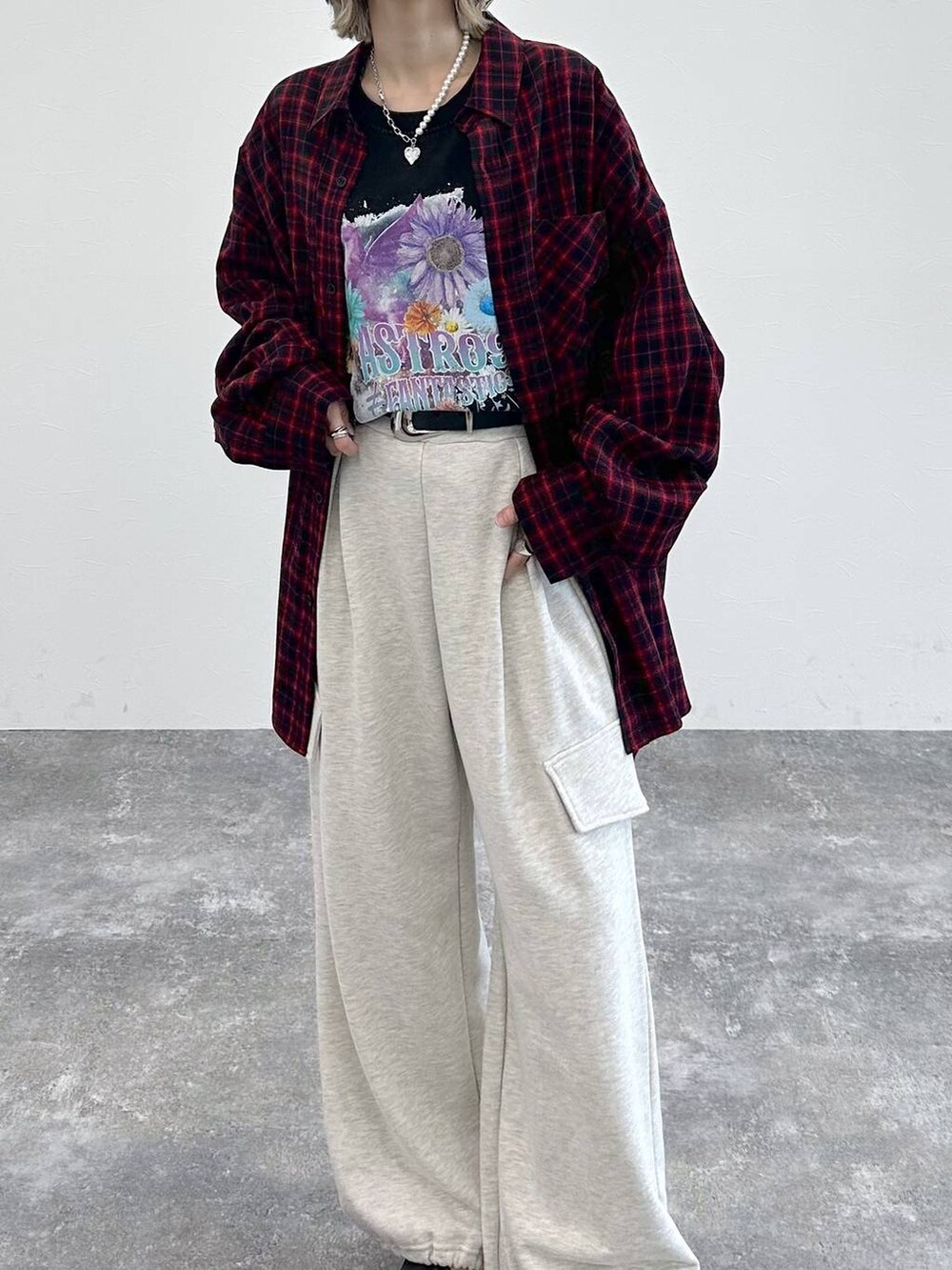 ブラック系のサンダル、ブラック系のTシャツ/カットソー、ベージュ系のその他パンツを着用したレディースの春コーディネートの2枚目の写真