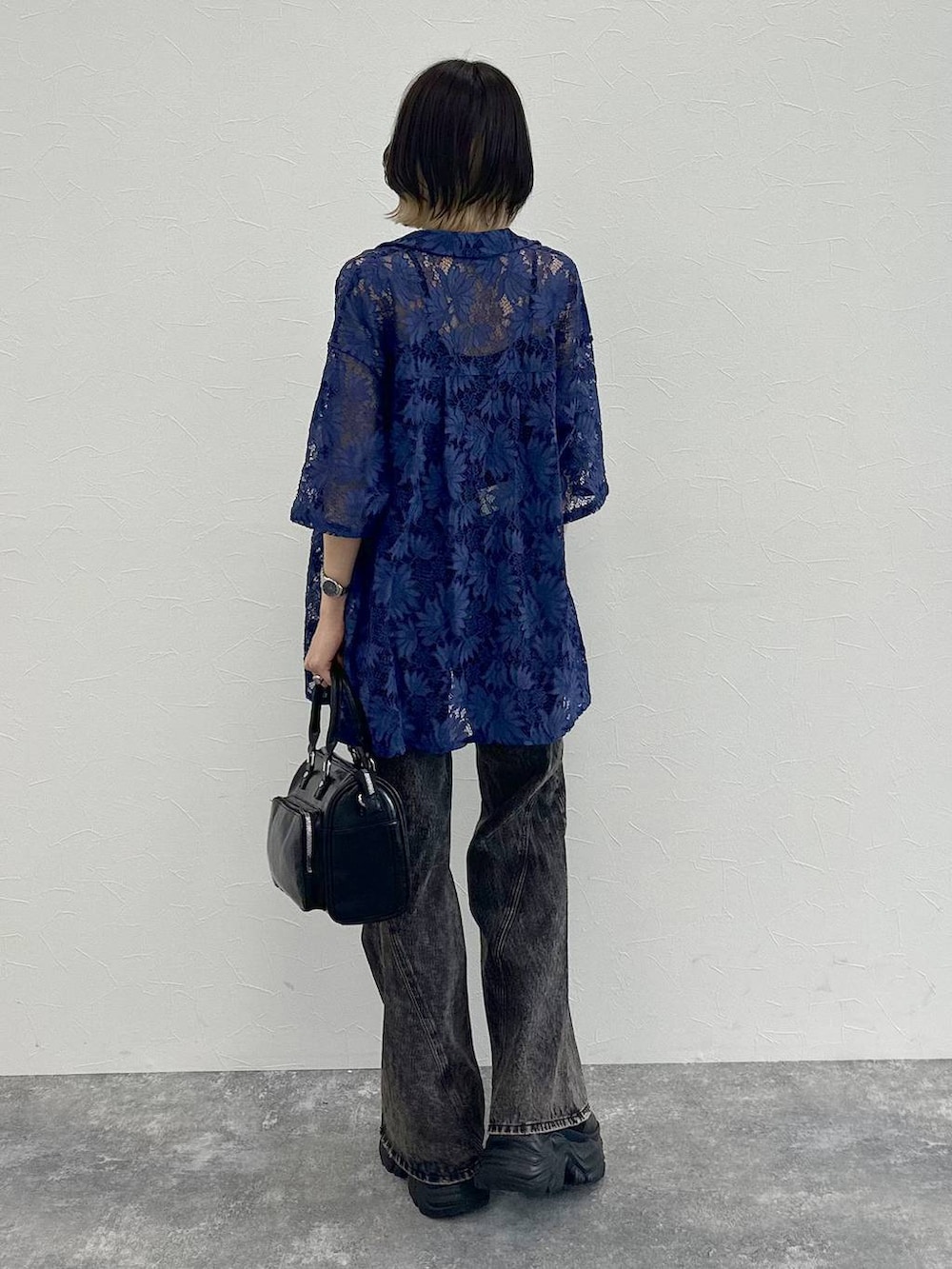 ブラック系のブーツ、ブラック系のキャミソール、ブルー系のシャツ/ブラウスを着用したレディースの春コーディネートの5枚目の写真