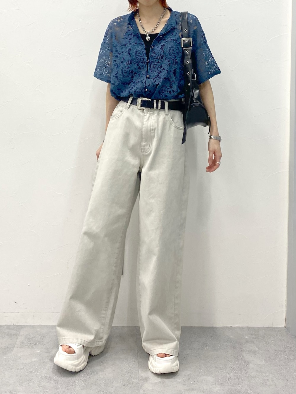 「PAGEBOY、デニムパンツ、デニム、レース、レーストップス、シャツスタイル、シャツ、厚底シューズ、厚底サンダル、ショルダーバッグ、きれいめカジュアル、きれいめ、ストレートデニム」｜「PAGEBOYのダッドコンビスポサン（サンダル、ホワイト系）」を使った、matsuさん（レディース・156cm）の春コーディネートの2枚目の写真