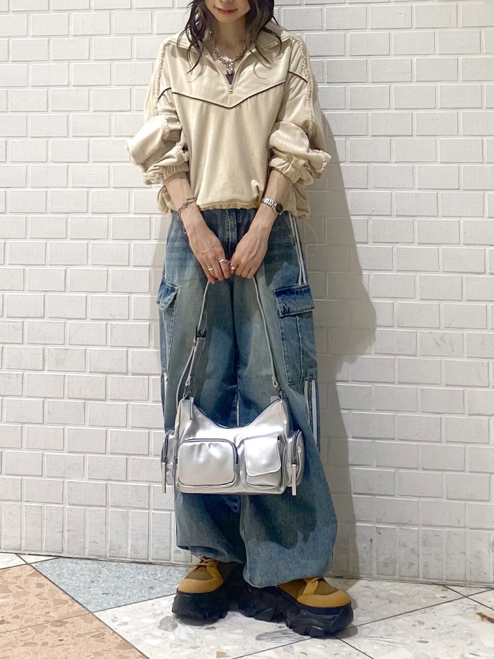 「PAGEBOY、PBLIM、ユニセックス、ラフ、カジュアル、秋コーデ、ベロア、ベージュ、秋っぽコーデ更新中、パンツスタイル、カーゴパンツ、デニム」｜「PAGEBOYのハートマンテルネックレス2（ネックレス、シルバー系）」を使った、matsuさん（レディース・156cm）の秋コーディネートの6枚目の写真