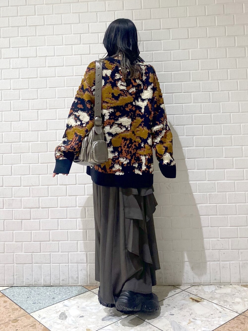 「PAGEBOY、ニット、柄ニット、スニーカー、厚底シューズ、オーバーサイズ、ゆったり、スカート、ロングスカート、アシンメトリー、冬コーデ、JEANASiS、ショルダーバッグ、モード、カジュアル」｜「PAGEBOYのループアート柄ニットプルオーバー（ニット/セーター、ブルー系）」を使った、matsuさん（レディース・156cm）の冬コーディネートの4枚目の写真