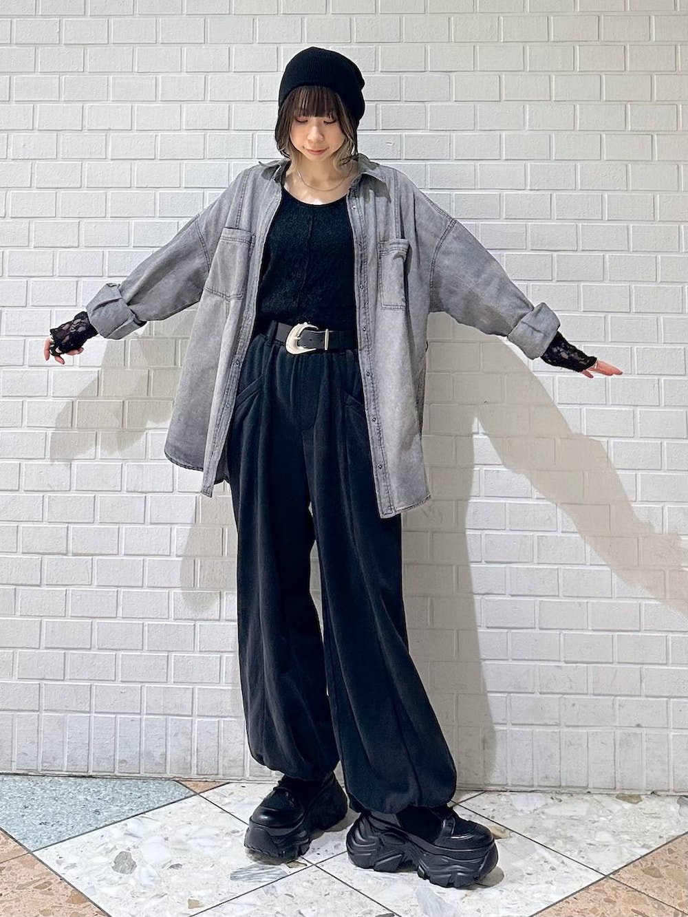 ブラック系のブーツ、ブラック系のTシャツ/カットソー、ブラック系のシャツ/ブラウスを着用したレディースの冬コーディネートの3枚目の写真