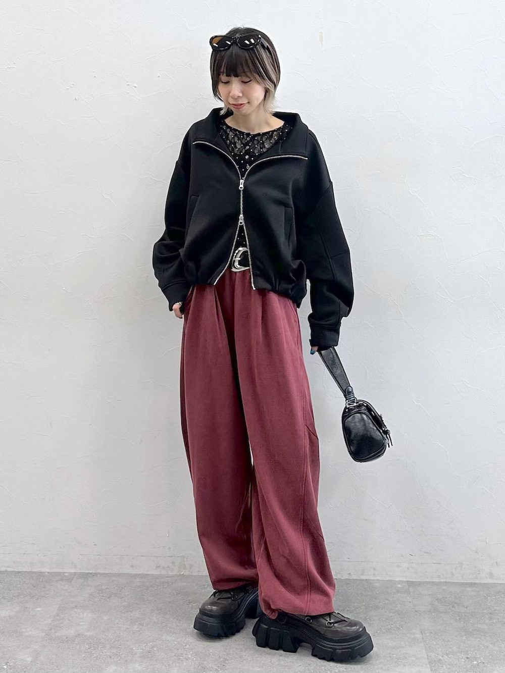 グレー系のブーツ、レッド系のスウェットパンツ、その他のシャツ/ブラウスを着用したレディースの夏コーディネートの2枚目の写真
