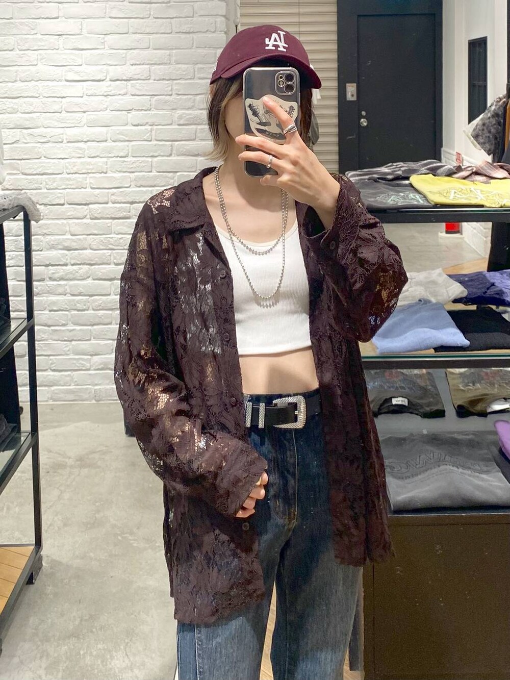 ホワイト系のキャミソール、ブルー系のデニムパンツ、ブラウン系のシャツ/ブラウスを着用したレディースの夏コーディネートの4枚目の写真