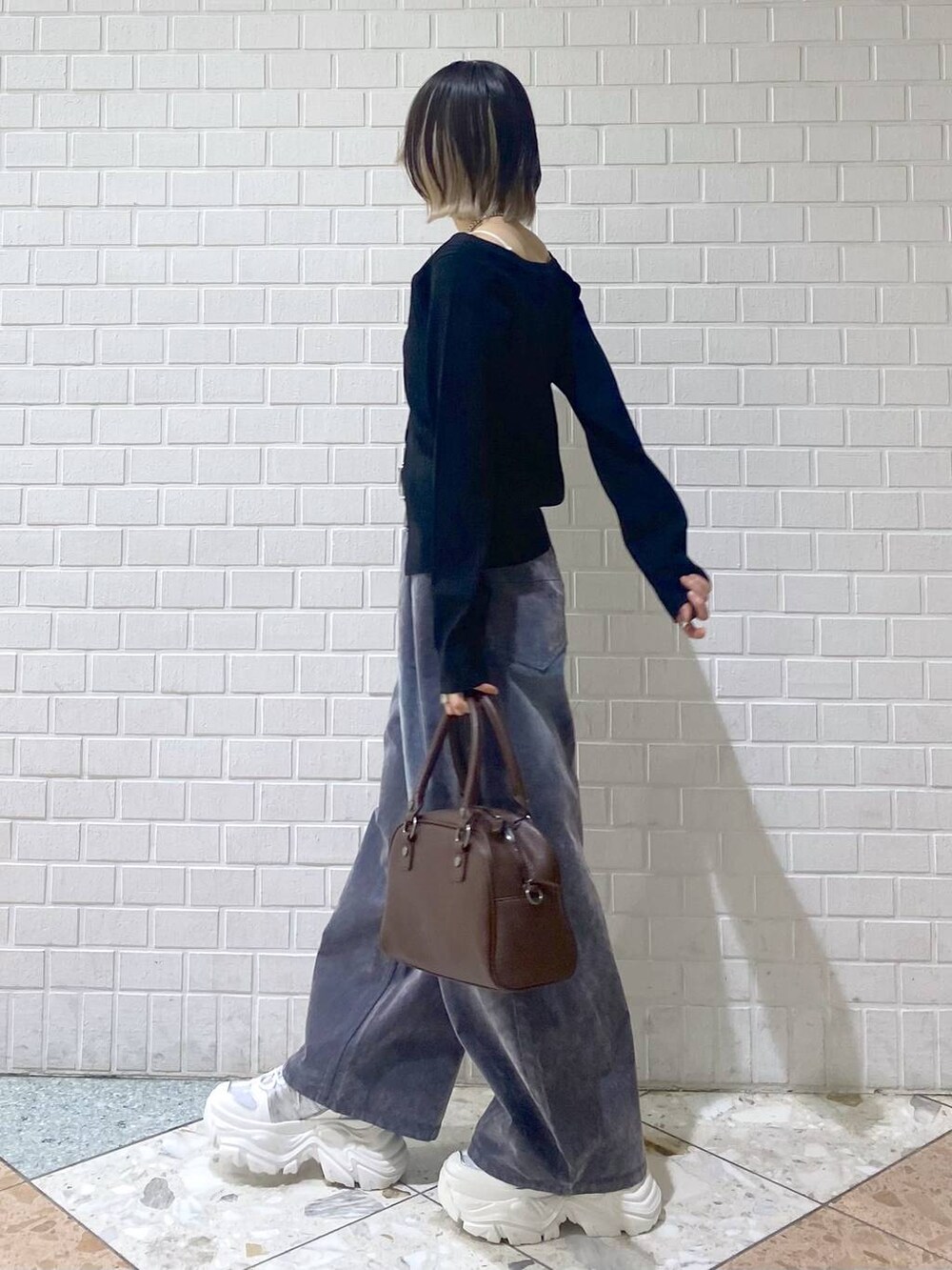 ホワイト系のスニーカー、ブラウン系のショルダーバッグ、ブラック系のTシャツ/カットソーを着用したレディースの夏コーディネートの6枚目の写真