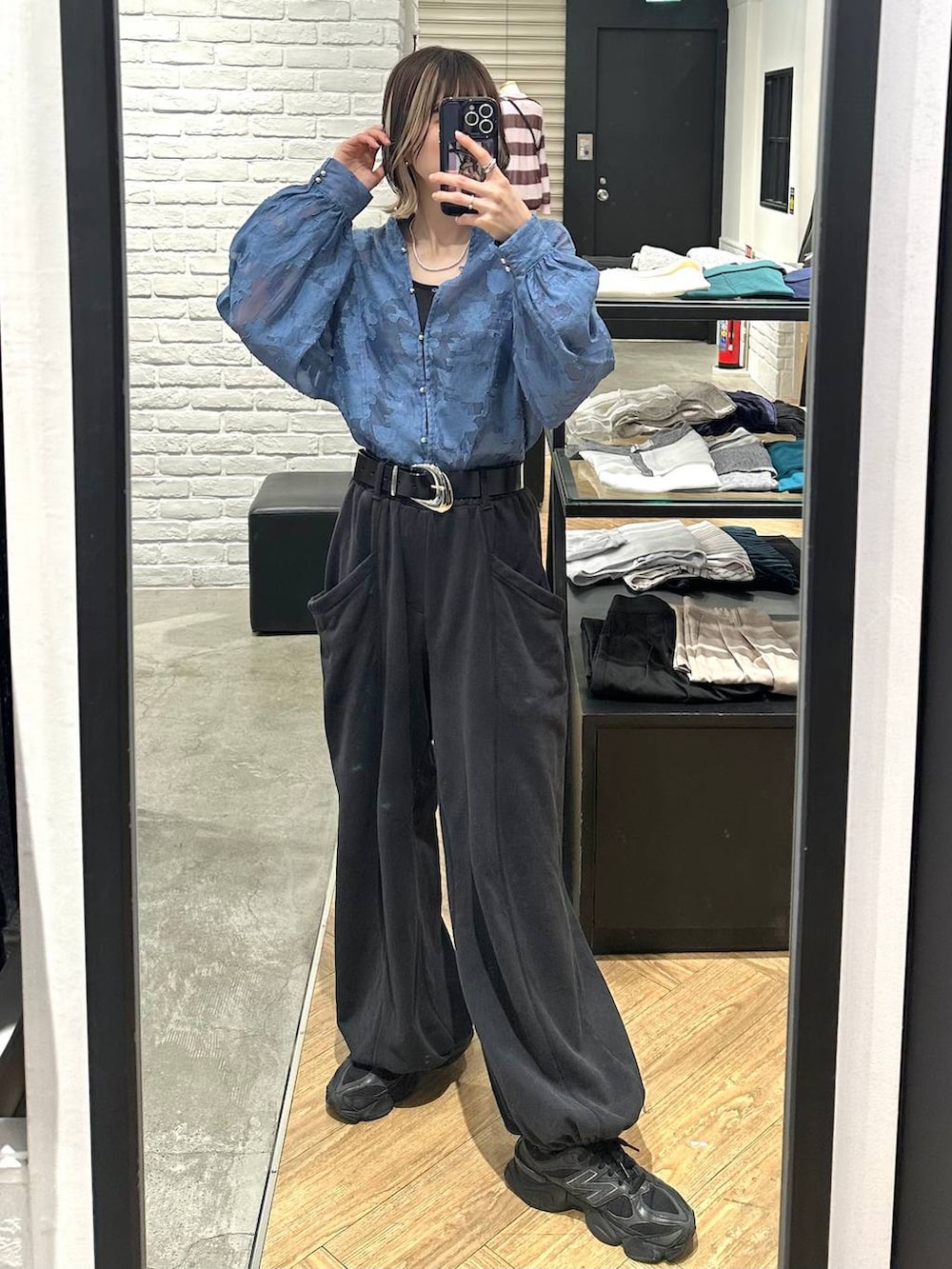 ブラック系のキャミソール、ブラック系のスウェットパンツ、ブルー系のTシャツ/カットソーを着用したレディースの春コーディネートの3枚目の写真