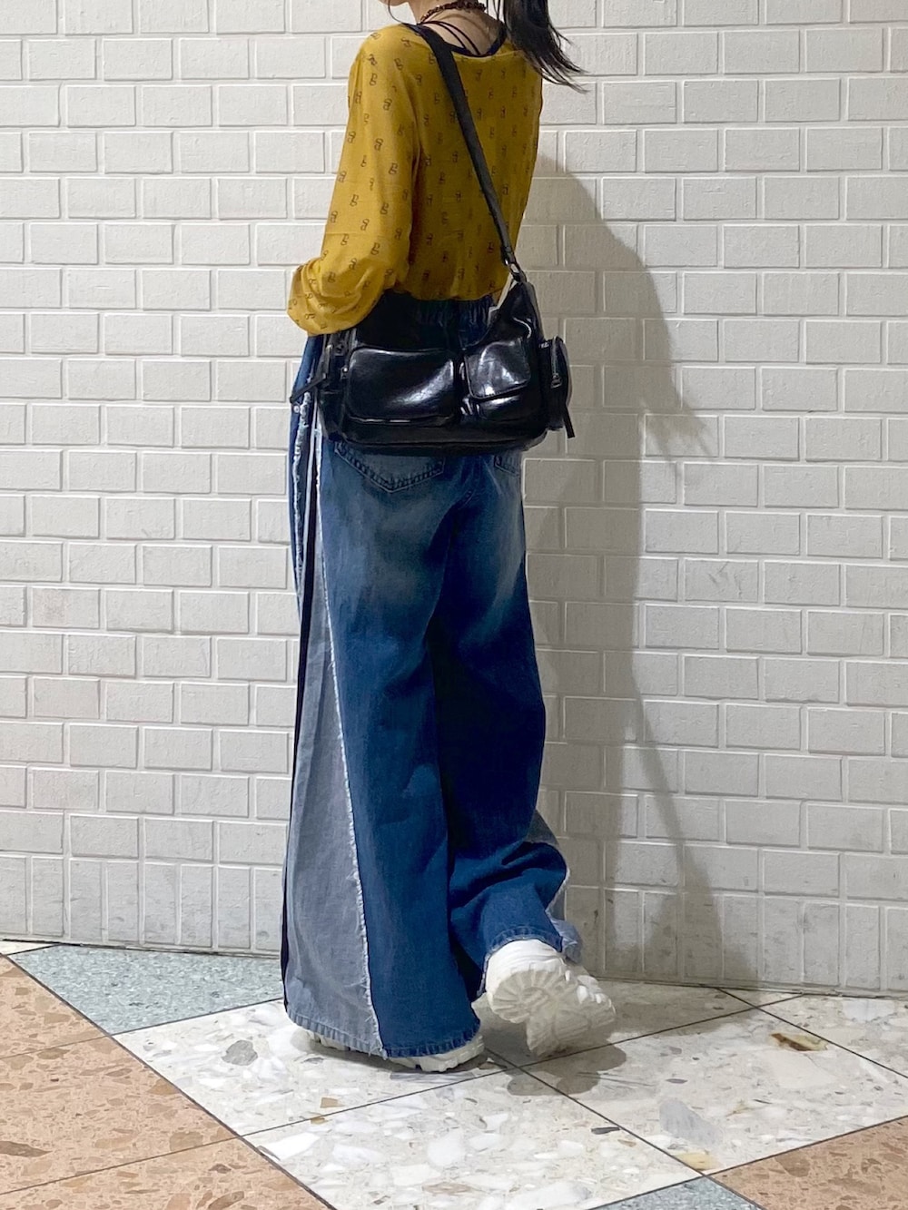 「秋服準備はじめました、デニム、PAGEBOY、ラフ、デニムパンツ、ワイドパンツ、シアートップス、マスタード、カジュアル、きれいめカジュアル」|「PAGEBOYの<高畠百加着用アイテム>プラットチャンキースニーカー(スニーカー、ホワイト系)」を使った、matsuさん(レディース・156cm)の秋コーディネートの4枚目の写真