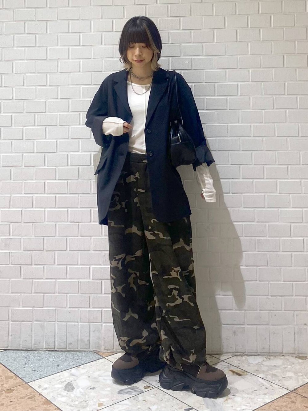 ブラウン系のブーツ、その他のスウェットパンツ、ブラック系のテーラードジャケットを着用したレディースの秋コーディネートの9枚目の写真