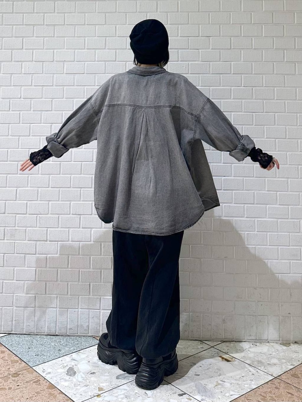 ブラック系のブーツ、ブラック系のTシャツ/カットソー、ブラック系のシャツ/ブラウスを着用したレディースの冬コーディネートの8枚目の写真