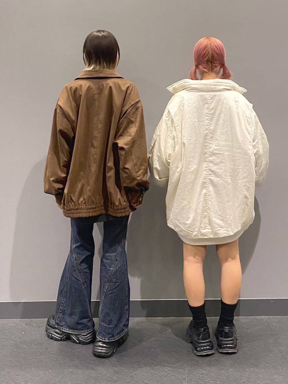 ブラック系のブーツ、ブルー系のデニムパンツ、ブラック系のローファーを着用したレディースの秋コーディネートの4枚目の写真