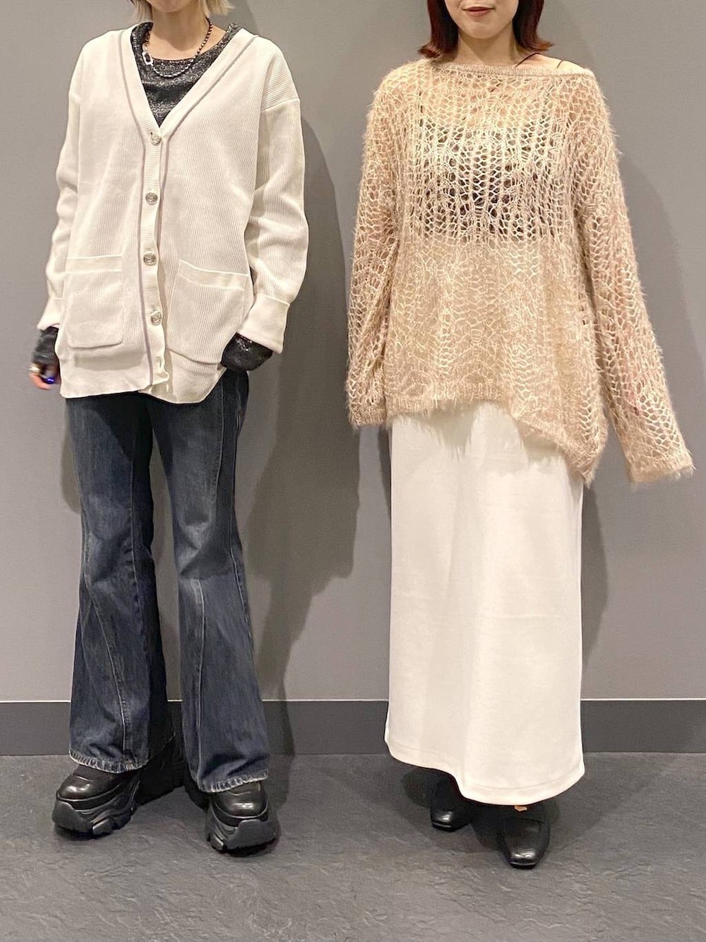 ブラック系のブーツ、ブラック系のTシャツ/カットソー、ブルー系のデニムパンツを着用したレディースの秋コーディネートの2枚目の写真