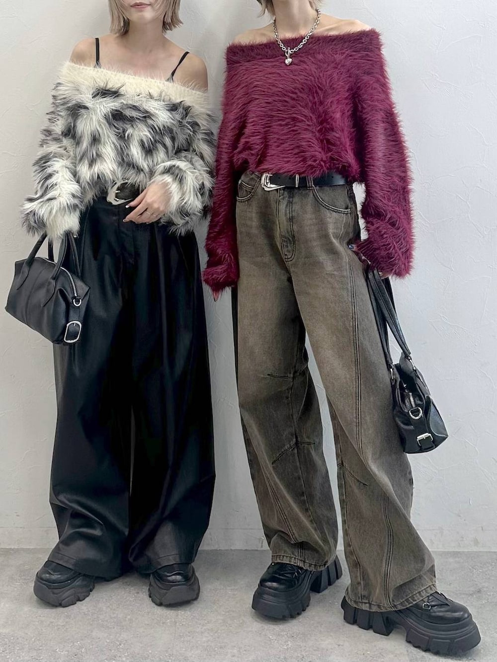 ブラック系のブーツ、ブラック系のショルダーバッグ、ブラウン系のデニムパンツを着用したレディースの秋コーディネートの2枚目の写真