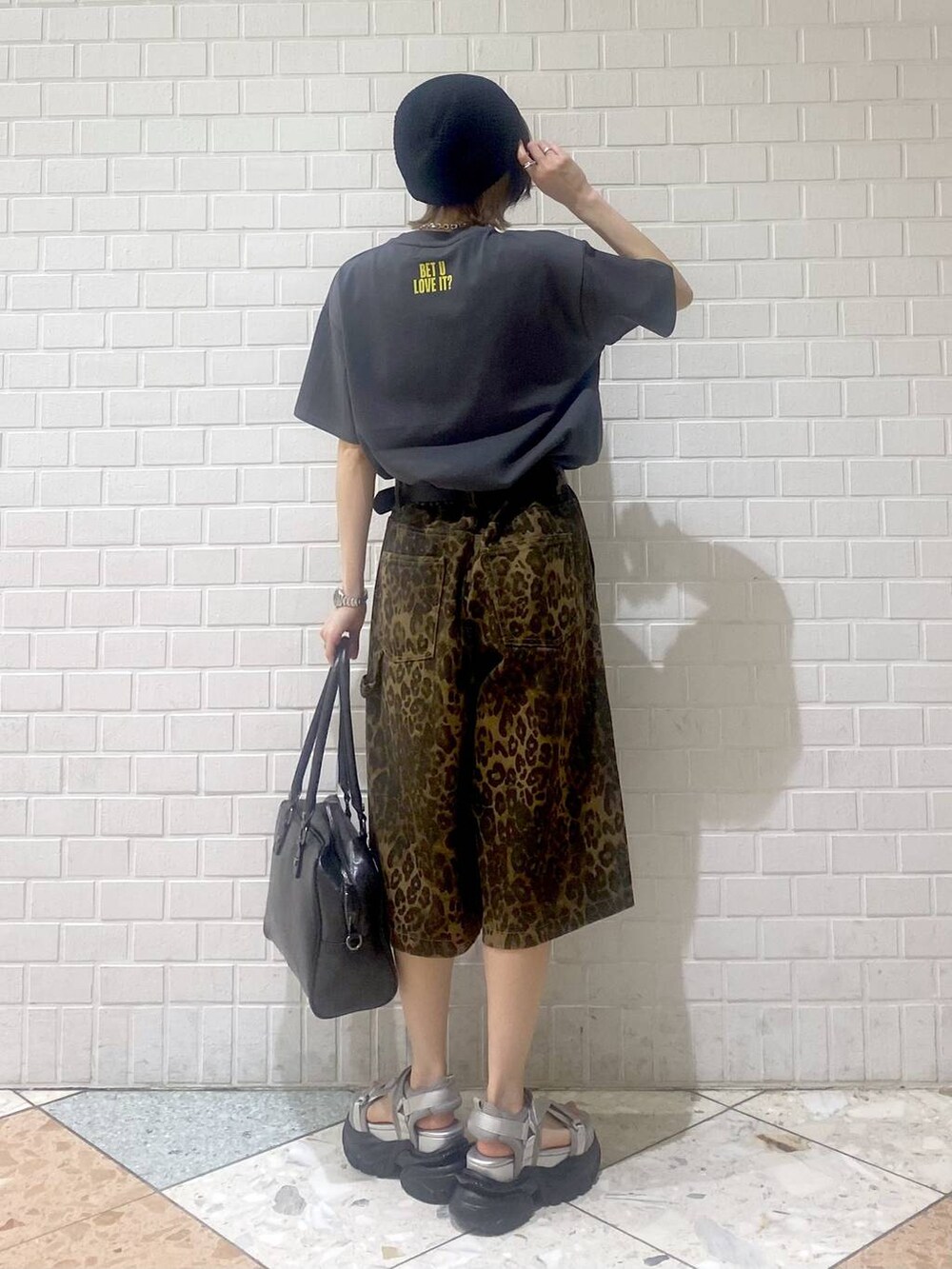 「ベーシック/シンプル、カジュアル、女子ウケ、PAGEBOY、PBLIM、メンズライク、ラフ、楽ちんコーデ、ハーフパンツ、厚底シューズ、サンダル、ボストンバッグ、パンツ」|「PBLIMの【PBLIM】2WAYボストンバッグ(ボストンバッグ、ブラック系)」を使った、matsuさん(レディース・156cm)の夏コーディネートの5枚目の写真