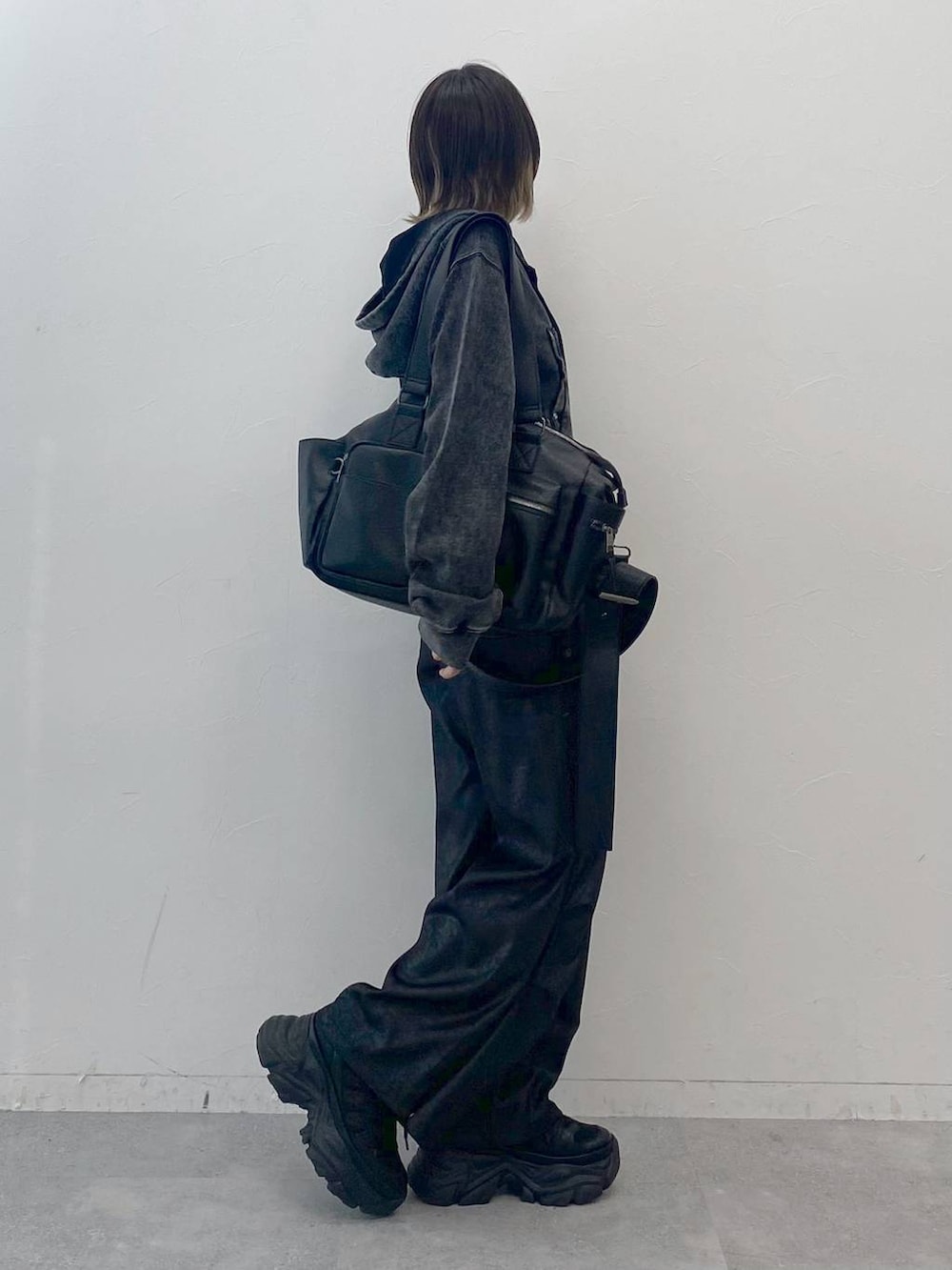 ブラック系のスニーカー、ホワイト系のキャミソール、ブラック系のカーゴパンツを着用したレディースの夏コーディネートの6枚目の写真