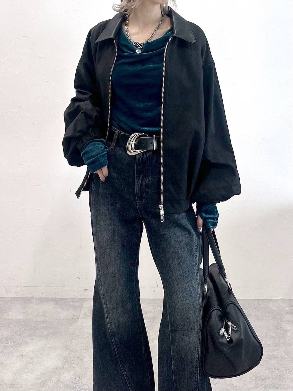 ブラック系のブーツ、ブラック系のボストンバッグ、ブルー系のTシャツ/カットソーを着用したレディースの秋コーディネートの8枚目の写真