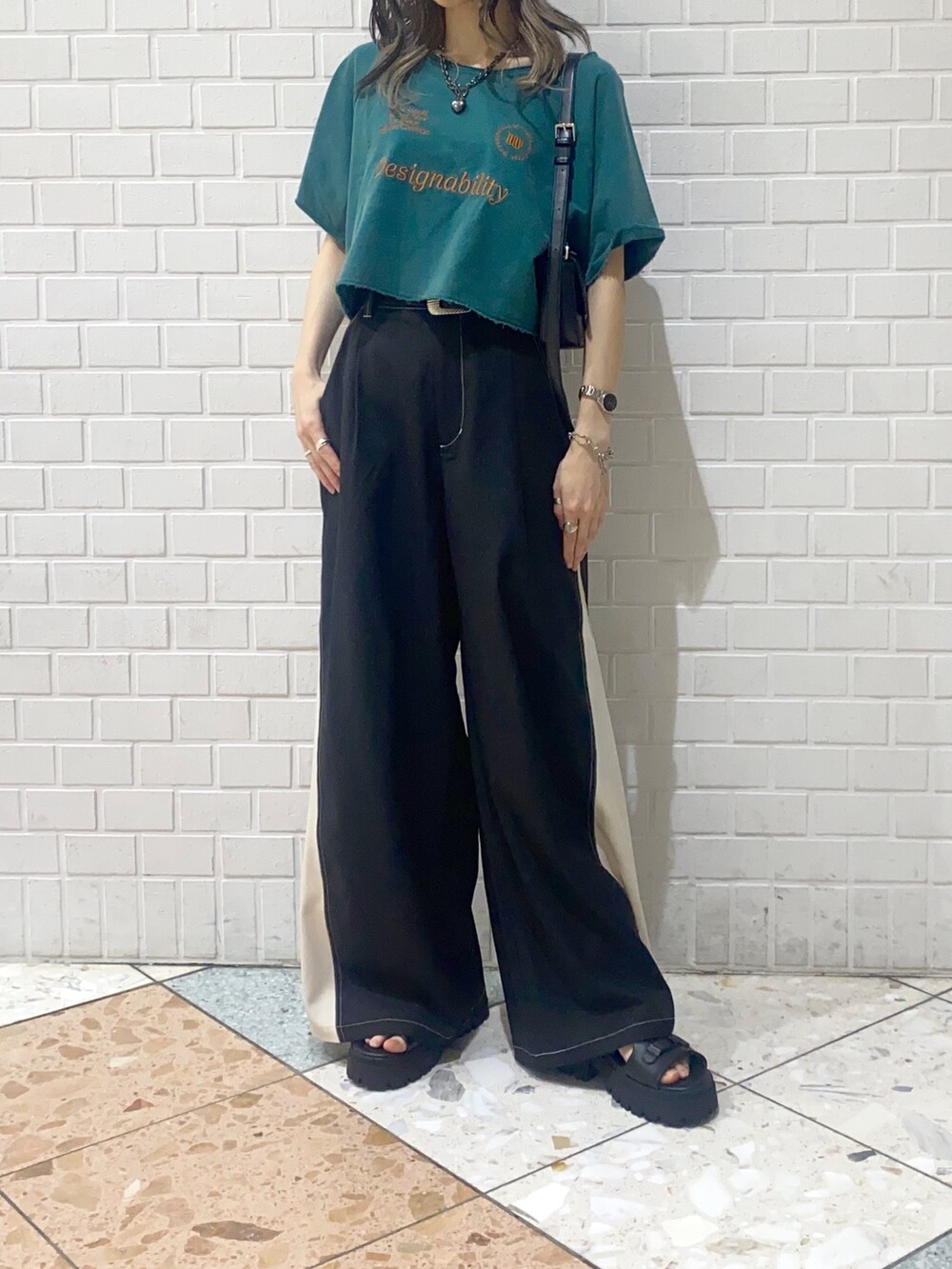 「夏コーデ、ワイドパンツ、サンダル、PAGEBOY、グリーン、ゲームシャツ、足長効果、Tシャツ、ショート丈、シンプル、カジュアル」|「PAGEBOYのサイドキリカエパンツ(その他パンツ、ブラック系)」を使った、matsuさん(レディース・156cm)の夏コーディネートの6枚目の写真