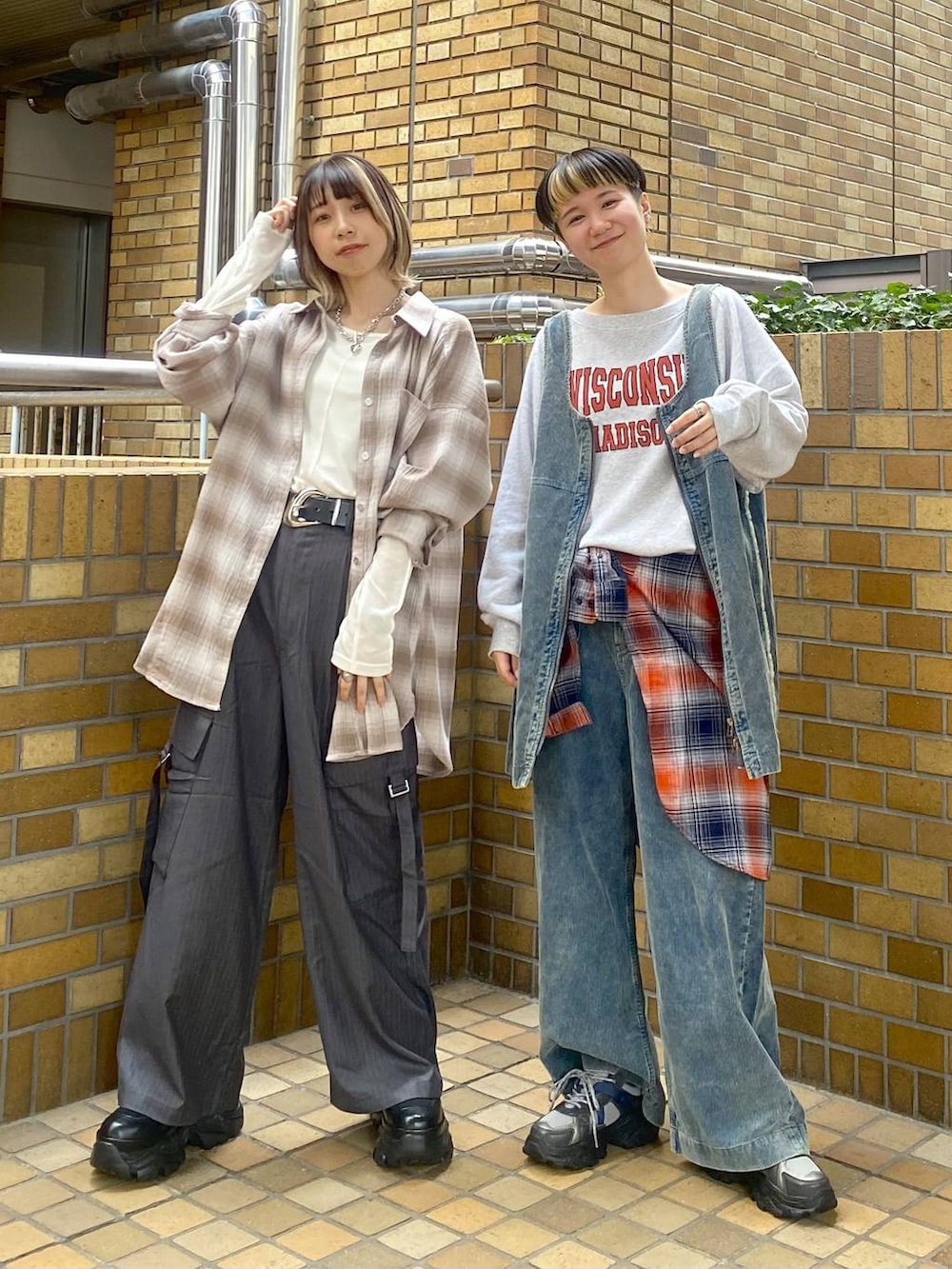 ブラック系のブーツ、オレンジ系のシャツ/ブラウス、ブルー系のその他パンツを着用したレディースの秋コーディネートの2枚目の写真