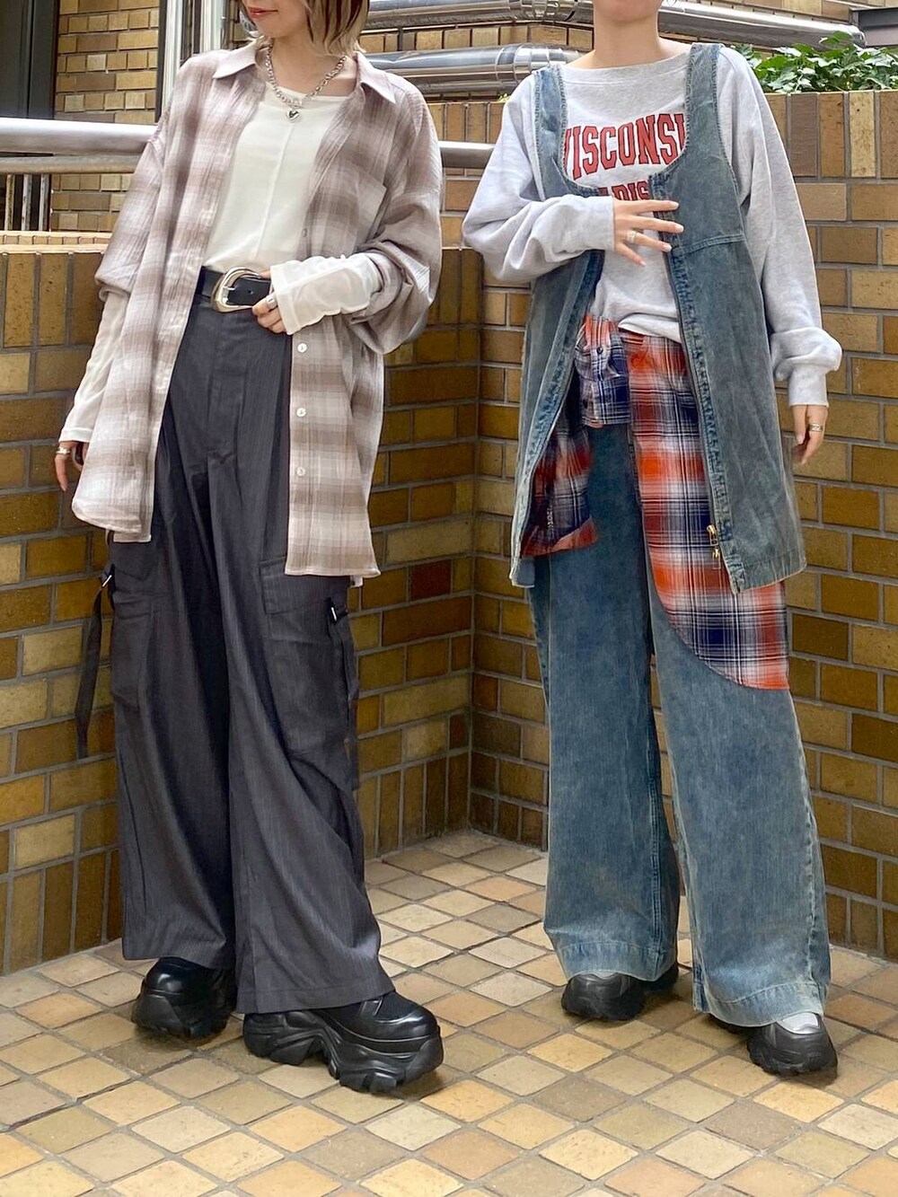 ブラック系のブーツ、オレンジ系のシャツ/ブラウス、ブルー系のその他パンツを着用したレディースの秋コーディネートの8枚目の写真