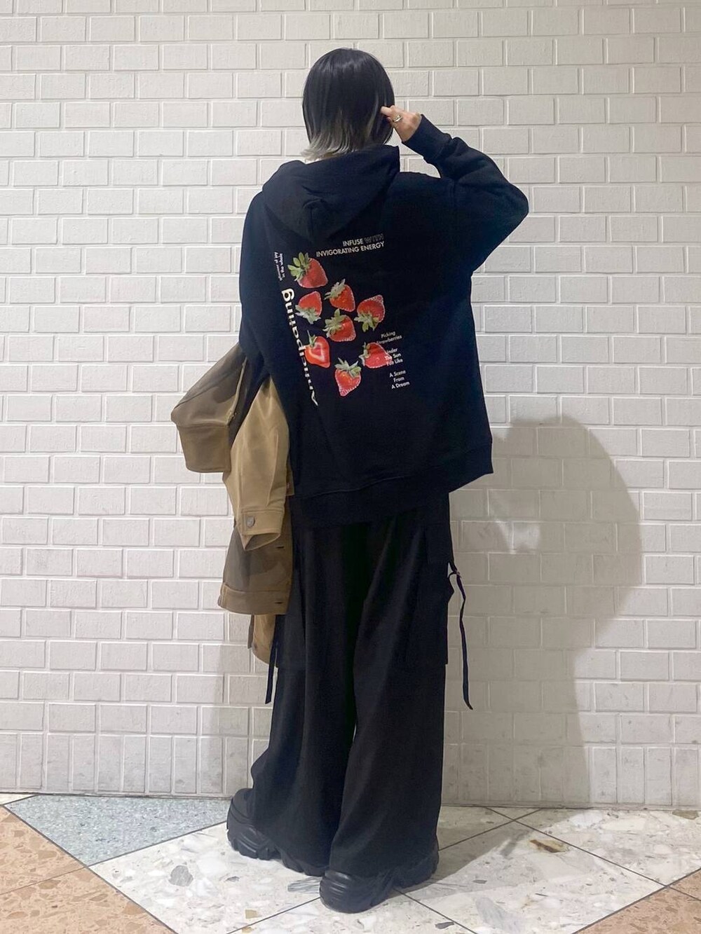 ブラック系のブーツ、ブラック系のパーカー、ベージュ系のブルゾンを着用したレディースの秋コーディネートの7枚目の写真