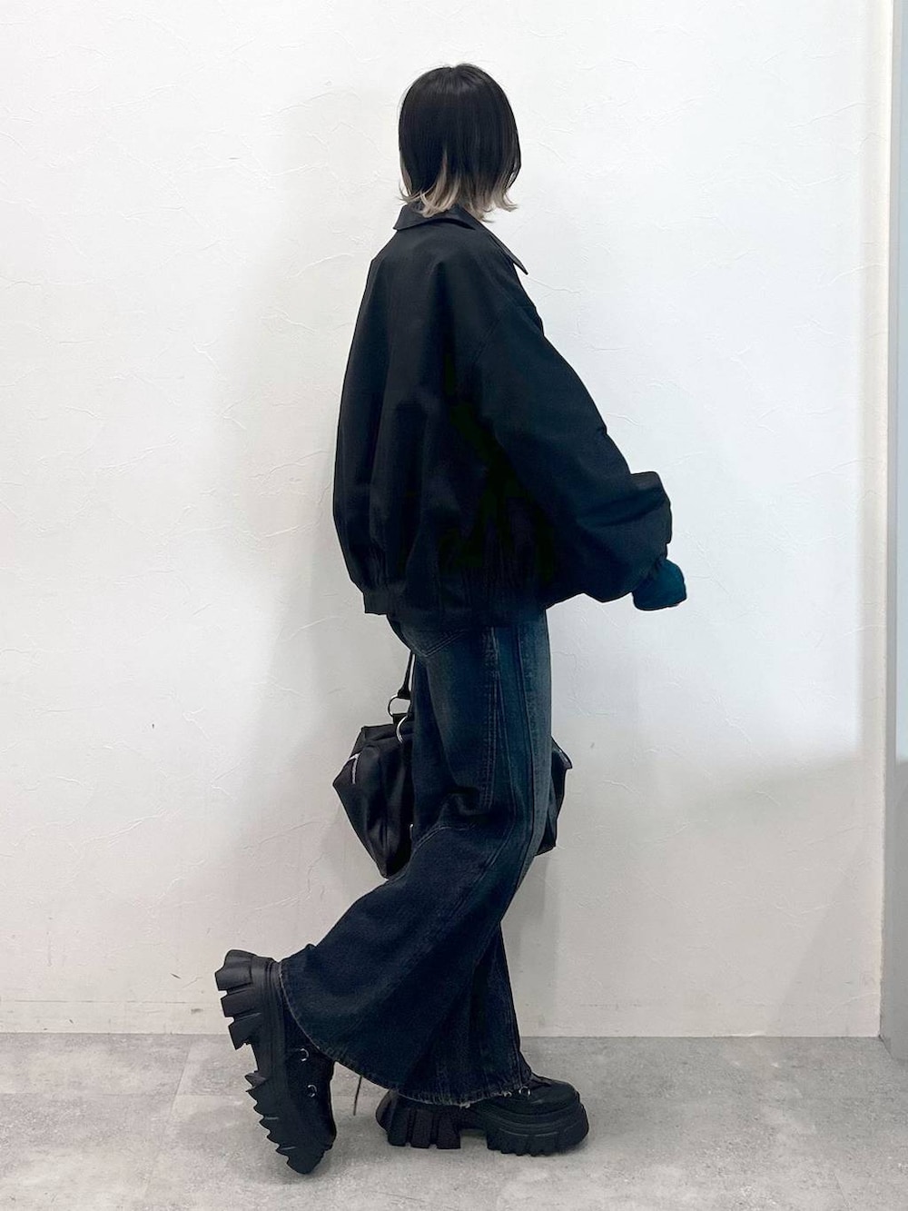 ブラック系のブーツ、ブラック系のボストンバッグ、ブルー系のTシャツ/カットソーを着用したレディースの秋コーディネートの7枚目の写真