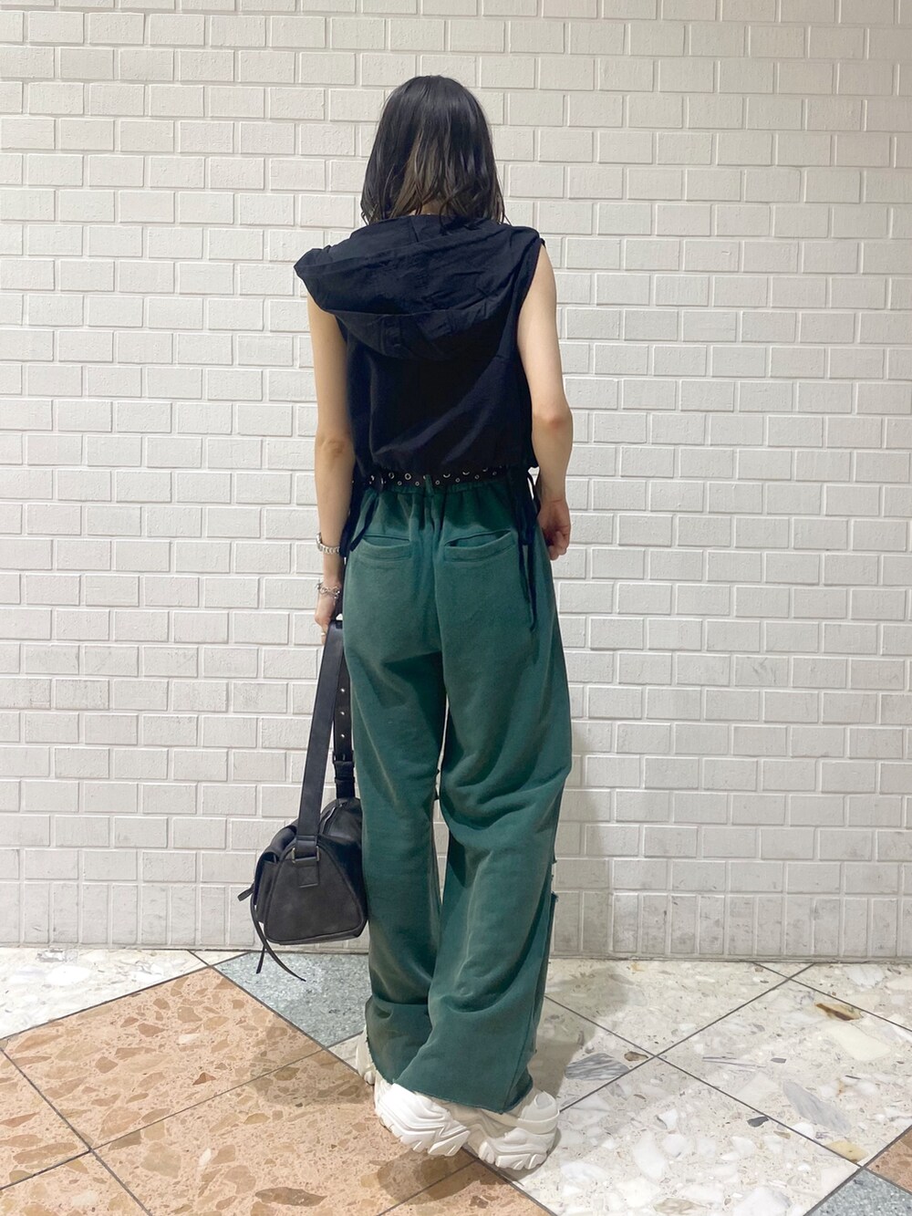 「夏コーデ、スニーカー、スウェット、スウェットパンツ、厚底スニーカー、PAGEBOY、ラフ、シンプルコーデ、カジュアル、グリーン、ノースリーブ」|「PAGEBOYのフードツキナイロンジャケットノースリ(ナイロンジャケット、ブラック系)」を使った、matsuさん(レディース・156cm)の夏コーディネートの5枚目の写真